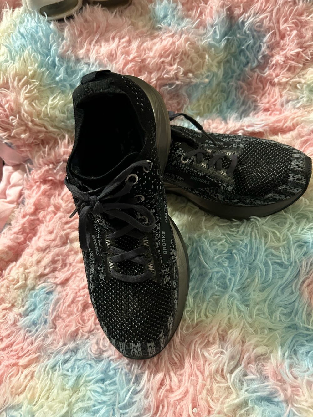 Brooks Levitate Size 9.5 Black and Gray Knit Lace-Up Running Shoes - Picture 3 of 5